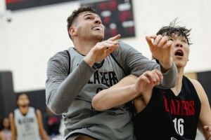 加油！开拓者官方晒训练照：杨瀚森和克林根激烈卡位