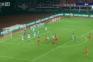 梅州扳回一个!奥马尔松门前乱战中补射得手,梅州1-2大连