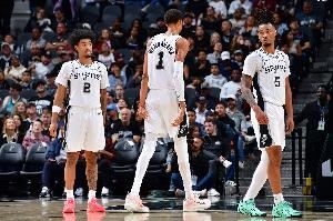 皮尔斯:马刺有哈珀&瓦塞尔了 该用福克斯换个能保护文班的人