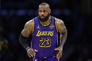 不抢戏~詹姆斯上半场17分钟 次节2记三分得7分2板4助&正负值-10